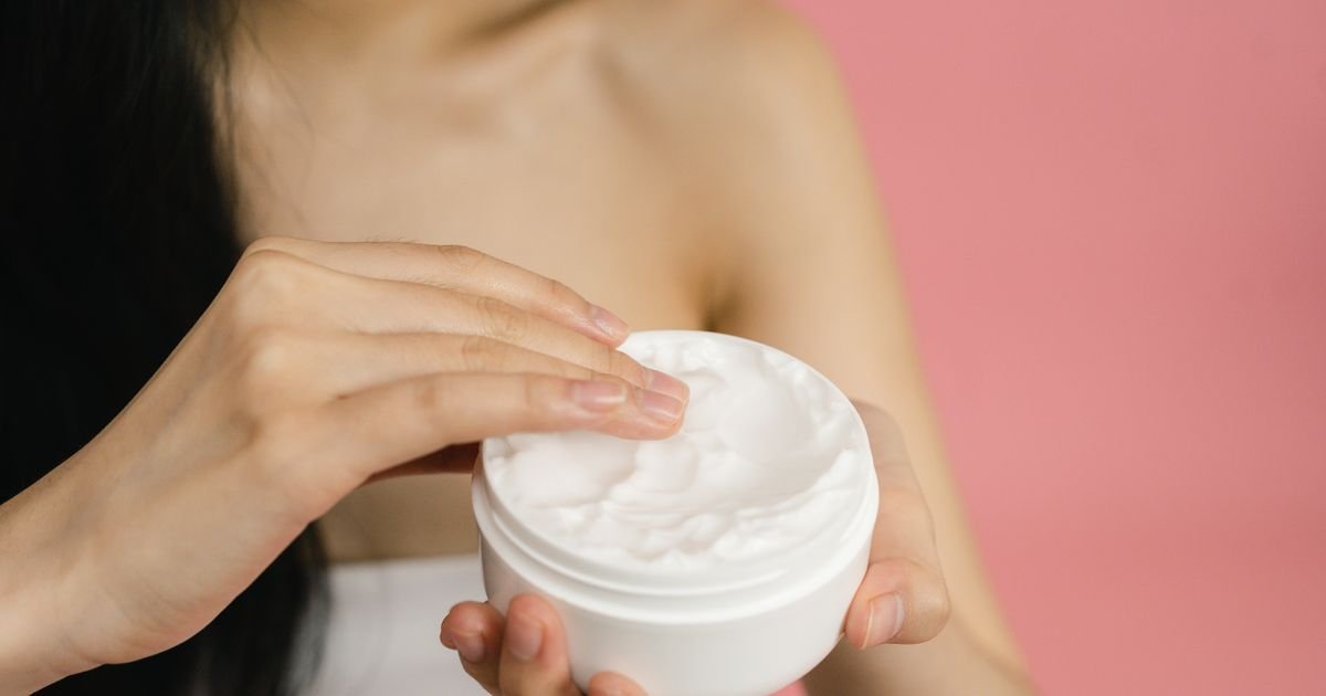 Hidratação da pele com creme — cuidados com pele seca no inverno em Patos de Minas e Varjão de Minas